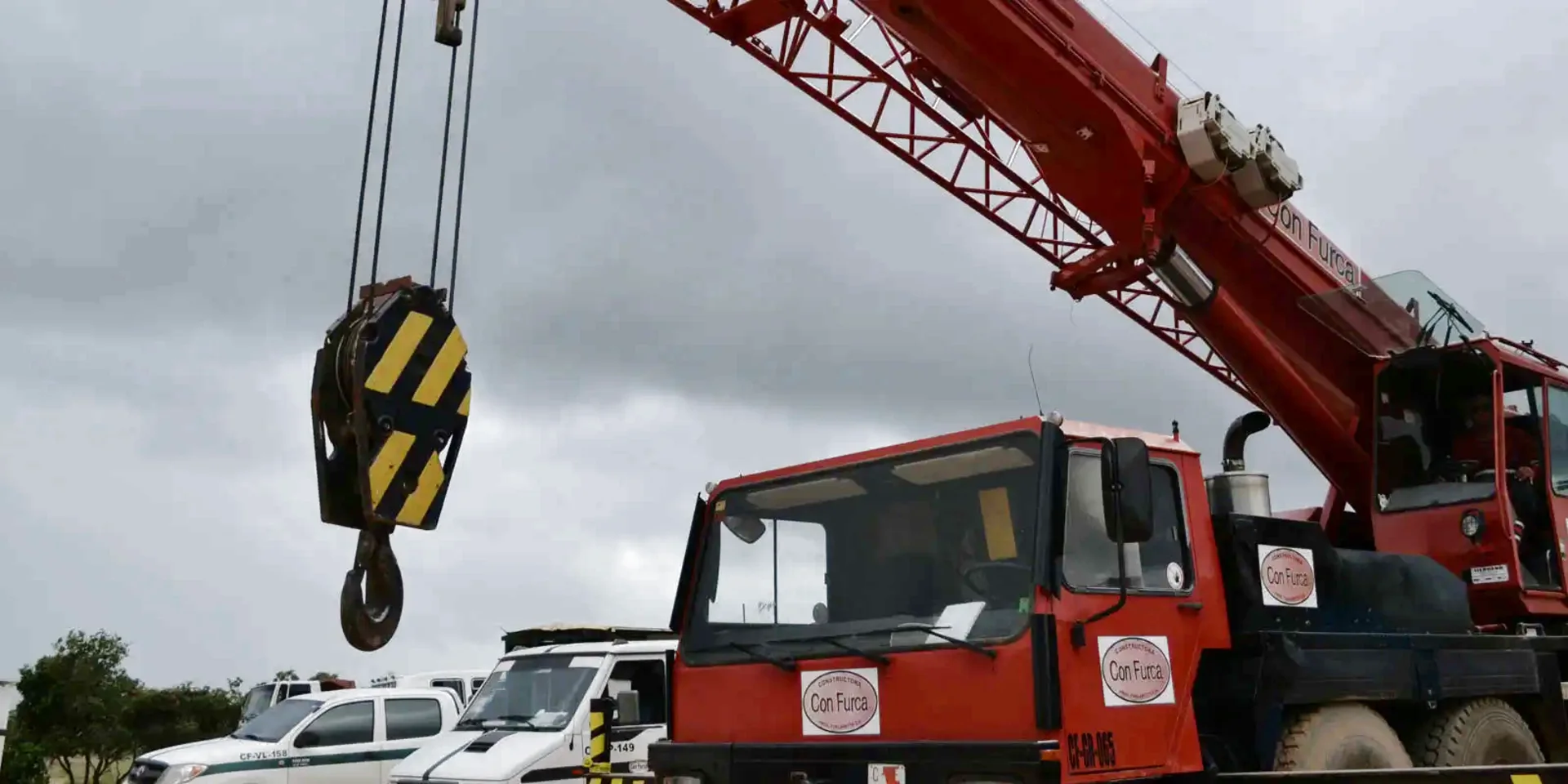 Izamiento de estructura con grúa